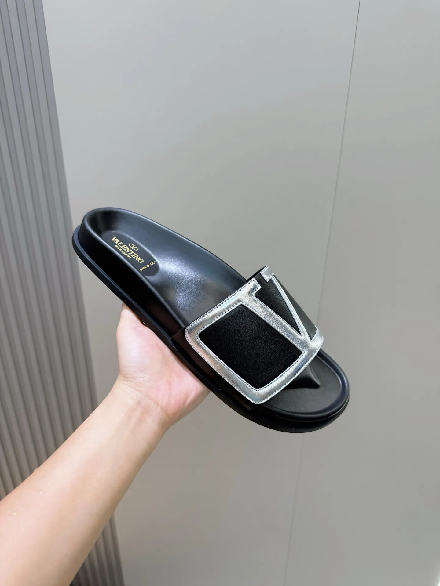 [VALENTINO] Top P: 540💰 Size: 39-44 (customized at 38.45) 🆕2025VLT — Valentino’s latest summer men’s slippers. The use of imported cowhide elements on slippers has been sublimated! It is worthy of recognition both visually and in terms of quality. Excellent quality, comfortable and durable! The embellishment of the perforated V hardware on the toe adds a sense of fashion! Cowhide feet